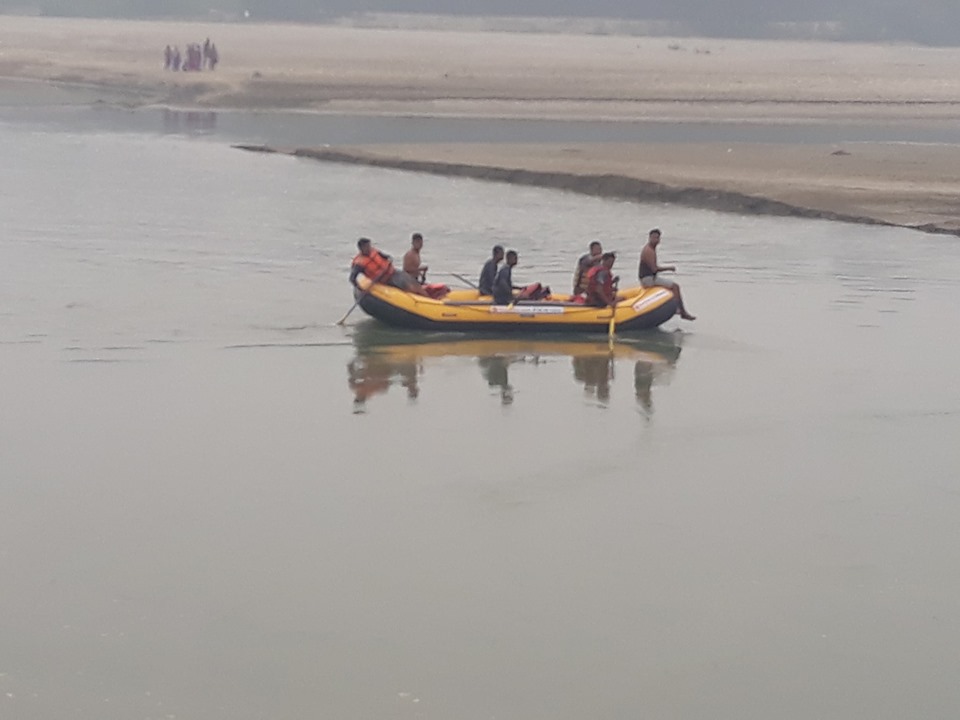 नुहाउने क्रममा भादा नदिमा डुबेर एक वालक बेपत्ता