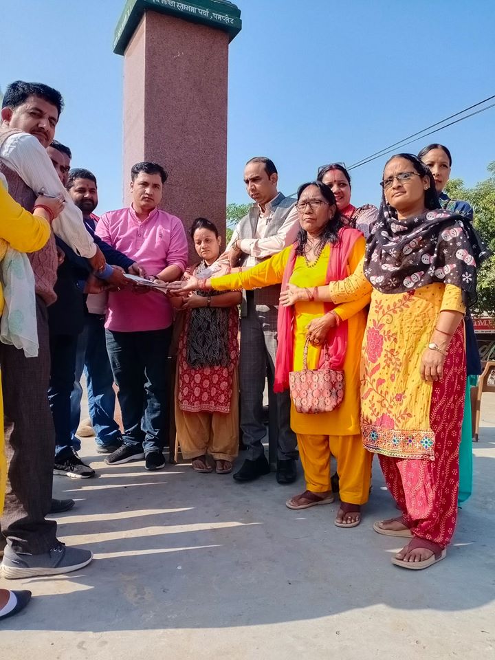 शेखर बचाउ अभियानमा संकलन भएको रकम हस्तान्तरण