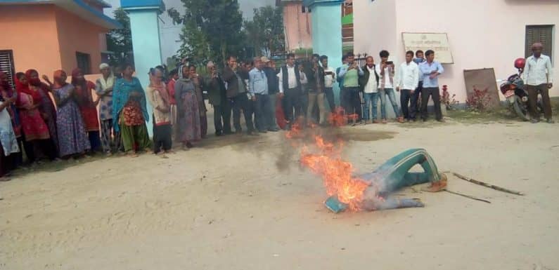 लालझाडीमा गाउँपालिका अध्यक्षको पुत्ला दहन