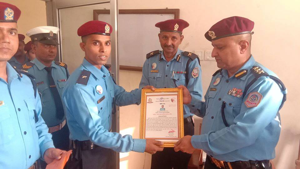 ५८ किलो चरेश नियन्त्रणमा लिने प्रहरी कर्मचारी पुरस्कार सहित  सम्मानित