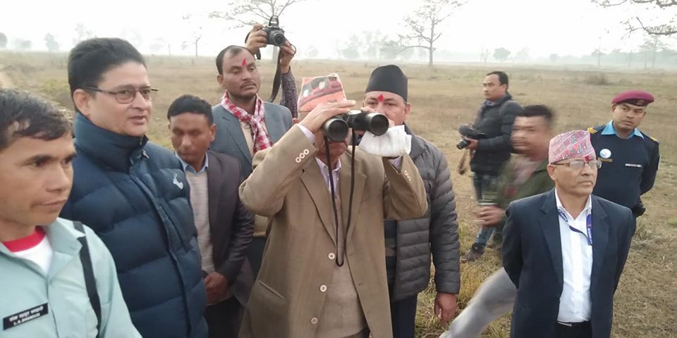 गुलरिया नगरपालिका वडा नं. २ खैरापुरमा रहेको कृष्णसार संरक्षण क्षेत्रमा पदमार्गबाट पूर्व राष्ट्रपति डा. रामवरण यादवले दुर्लभ जन्तु कृष्णसार अवलोकन गर्दै ।