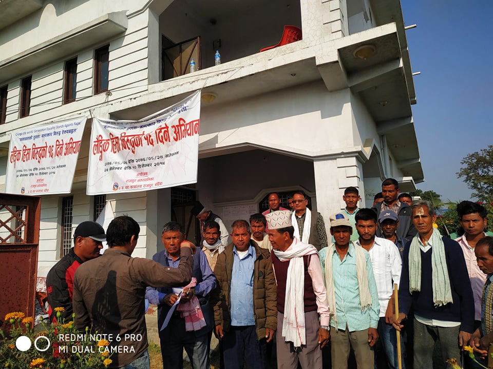छाडा पशुचौपाया व्यवस्थापनमा नगरपालिकाको वेवास्ता :  किसानहरु स्थानीय सरकार गुहार्दै पुगे वडा कार्यालय