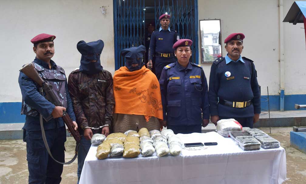 १७ किलो चरेशसहित दुईजना पक्राउ