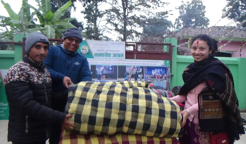 धनगढीको कपडा बैंकद्धारा असहायका लागि डसना हस्तान्तरण