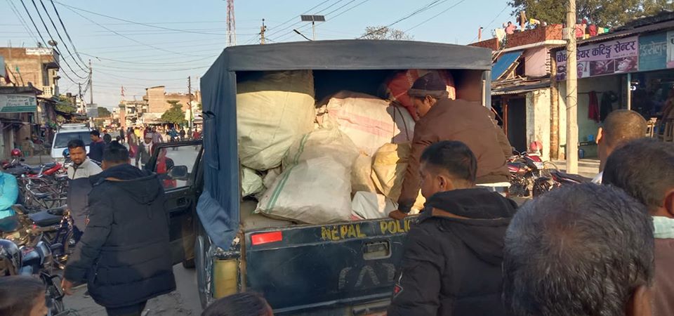 राजापुरमा अवैध रुपमा भन्सार छली ल्याइदै गरेको व्यापारीक प्रयोजनका सामान सहित ४ जना प्रक्राउ
