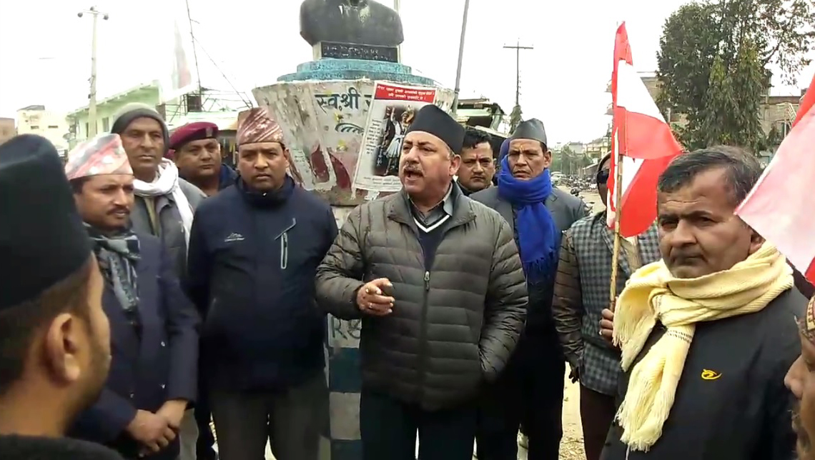 कांग्रेस बर्दिया द्वारा आयोजित विरोध प्रर्दशनमा सम्बोधन गर्दै नेपाली कांग्रेस बर्दियाका सभापति एंव संघीय सांसद संजय कुमार गौतम (हेर्नुहाेस-भिडियाे)