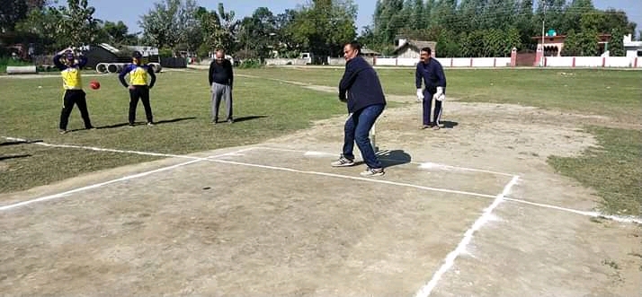 वडा अध्यक्ष  रेग्मी को वलिङ्गमा नगर प्रमुख चौधरीले ब्याटिङ्ग गर्दै गरे राजापुर लिग क्रिकेट प्रतियोगिताको शुभारम्भ