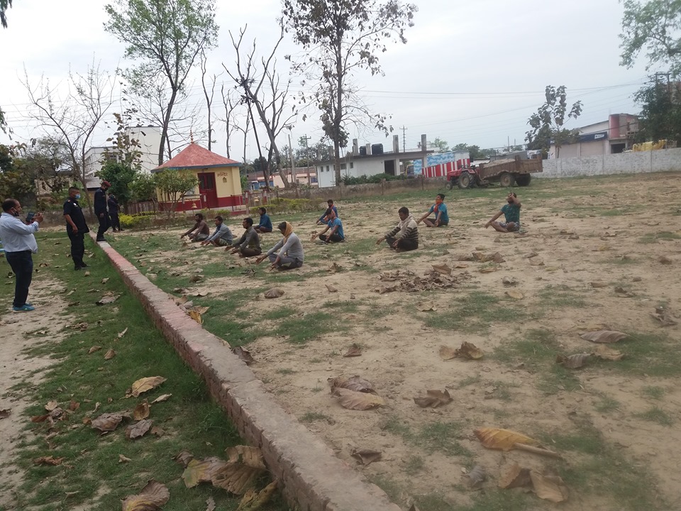 लकडाउनको अवज्ञा : खेतमा जम्मा भई तास खेलिरहेका १० जना पक्राउ