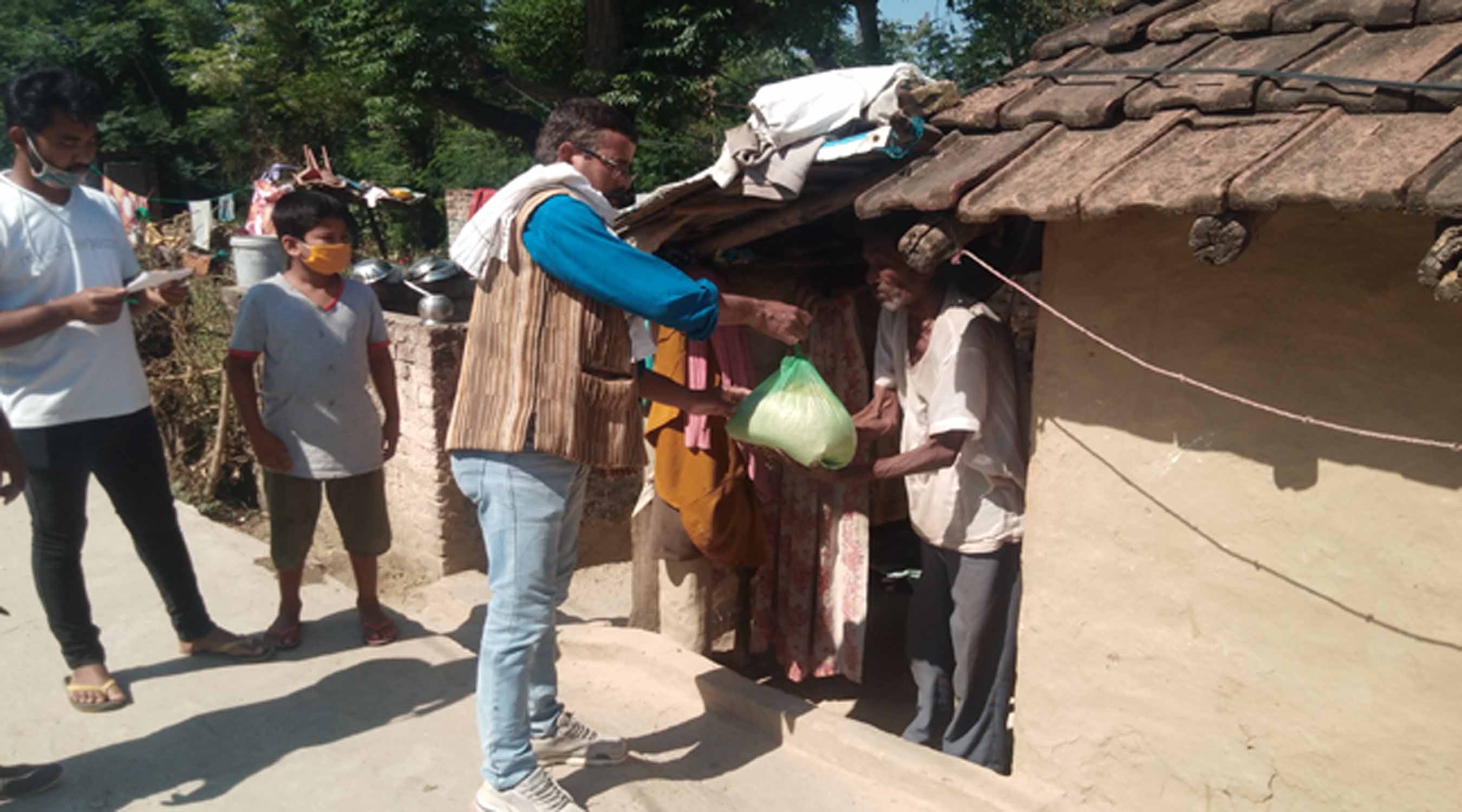 लकडाउनबाट पिडित ज्यालादारी श्रमिक, गरिब, विपन्न र असहायलाई खाद्यान्न वितरण