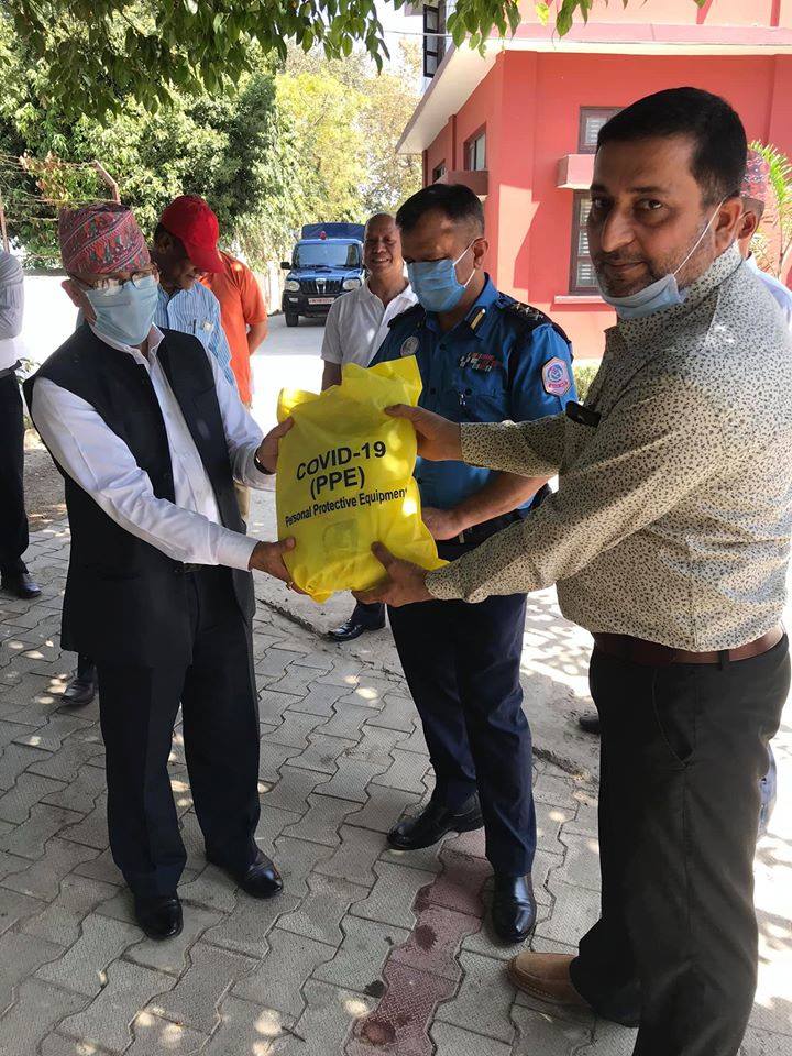 लायन्स क्लबद्धारा स्वास्थ्यकर्मीका लागी ७ थान पिपिइ हस्तान्तरण