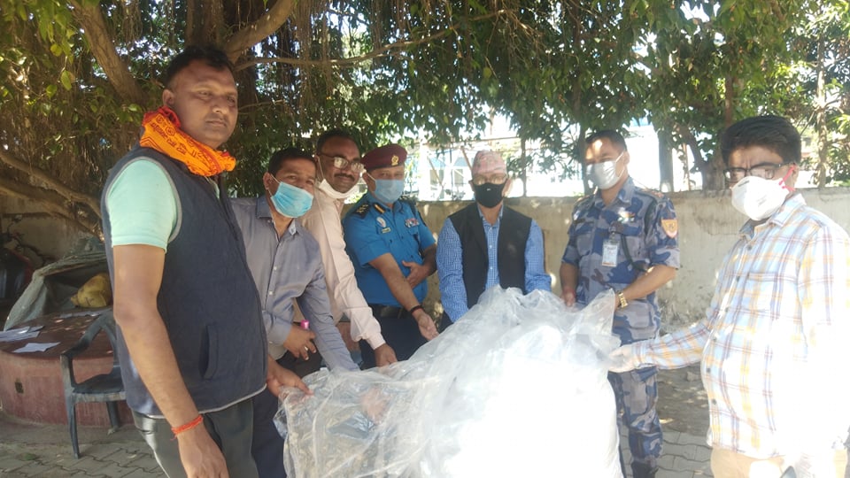 सुरक्षाकर्मीका लागि गाउन (पिपिई) सहयोग