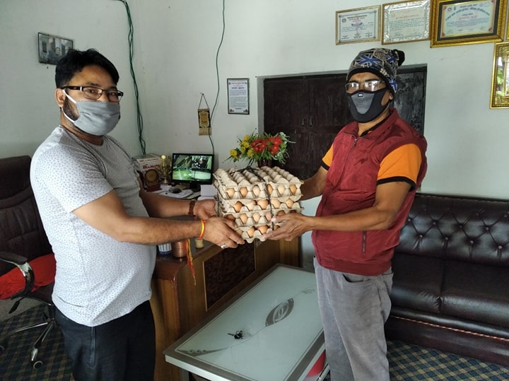 गिरीले गरे पौष्टिक आहारका रुपमा राहत स्वरुप कुखुराका अण्डा हस्तान्तरण