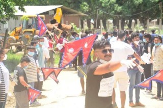 सरकारले कोरोना नियन्त्रणको नाममा बेथिती गरेको भन्दै  युवाहरुकाे विरोध प्रदर्शन