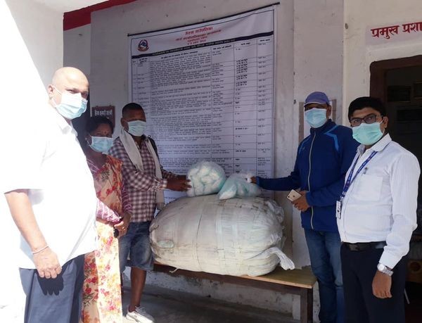 कांग्रेस नेताद्वारा गेरुवा गाउँपालिकालाई मास्क सहयोग