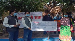 मृतक वडा अध्यक्षको परिवारलाई १० लाखको चेक हस्तान्तरण