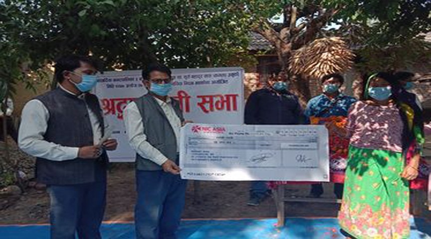 मृतक वडा अध्यक्षको परिवारलाई १० लाखको चेक हस्तान्तरण