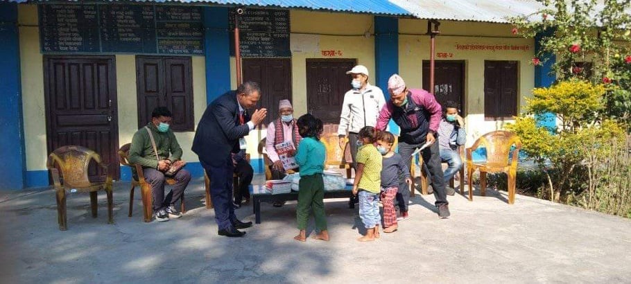 जन्मदिनको अवसर पारेर बालबालिकाहरूका लागि पुस्तक वितरण