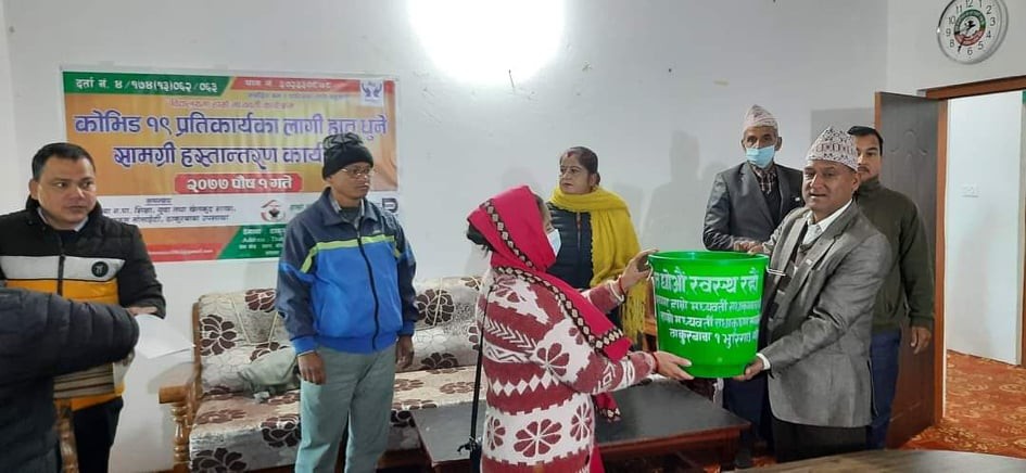काेविड-१९ प्रतिकार्यका लागि हातधुने सामग्री वितरण