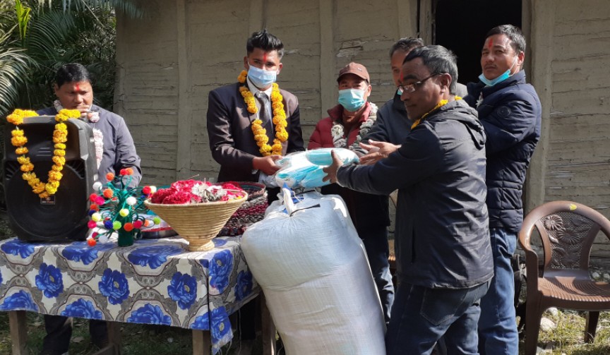 समाजसेवी विनय रावलकाे पहलमा उपलब्ध गराईएकाे १० हजार थान मास्क युवा क्लवलाई हस्तान्तरण