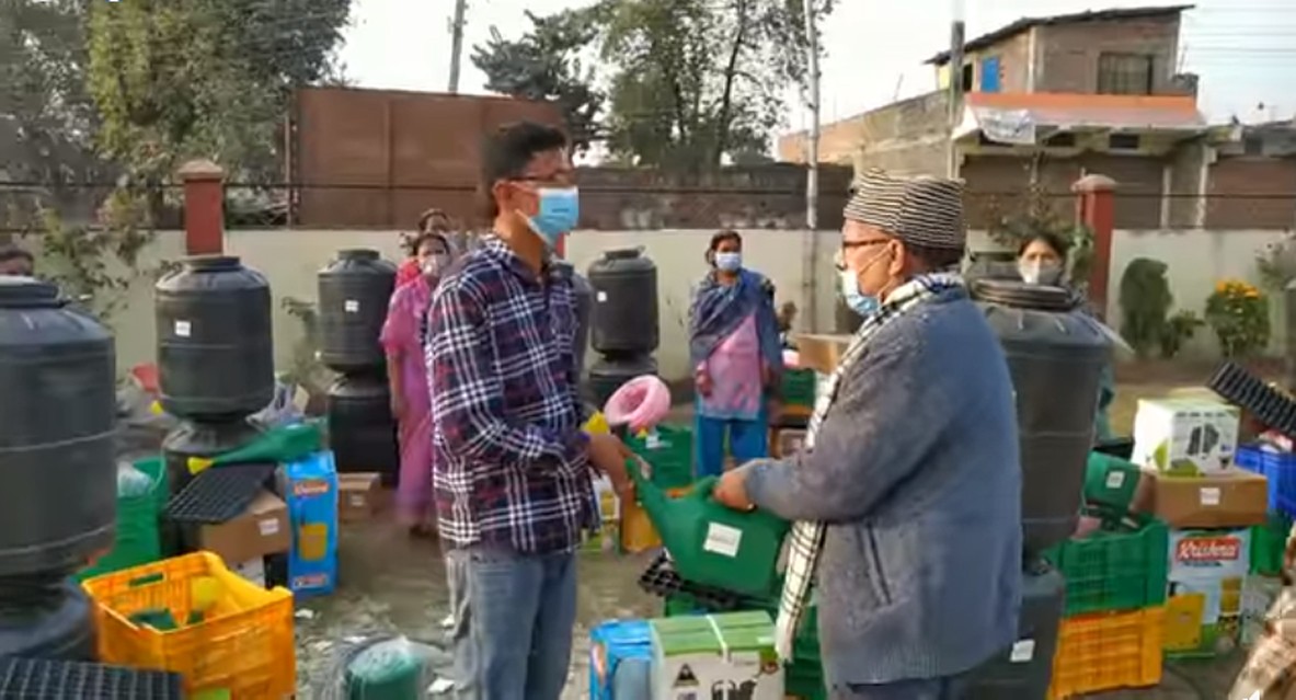 बेमौसमी तरकारी खेतीका लागि आवश्यक सामग्री हस्तान्तरण