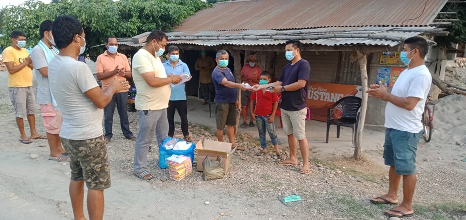 सामाजिक अभियान्ता  के. सी. ले समुदायमा  मास्क तथा हात धुने साबुन वितरण गरेर आफ्नाे जन्म दिन मनाए