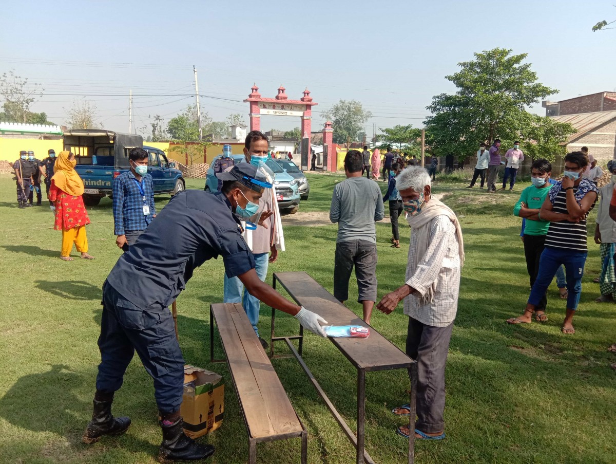 टाँगा चालक र माटोका भाडा बनाउने समुदायलाई मास्क र साबुन वितरण