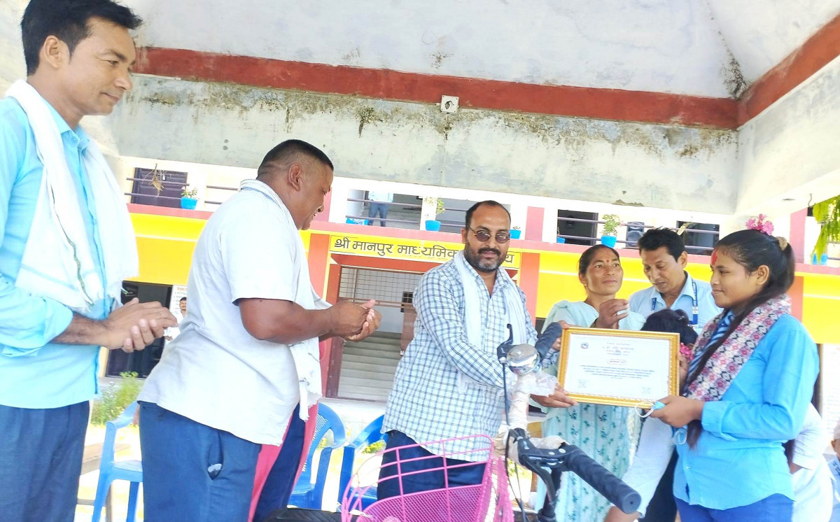 एसईईमा उत्कृष्ट अंक ल्याउने छात्र छात्रालाई वडाको सम्मान