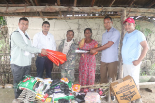 बर्दिया राष्ट्रिय निकुञ्जद्वारा वन्यजन्तु पीडित चौधरीलाई राहत सामग्री