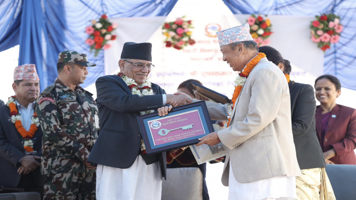 प्रदेश प्रमुख र मुख्यमन्त्रीलाई भैँसेपाटीमा सरकारी क्वार्टर, प्रचण्डले गरे साँचो हस्तान्तरण