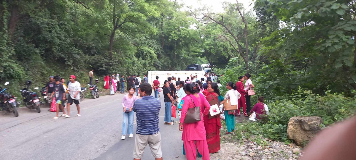 दाङमा बस दुर्घटना, लमही–घोराही सडक अवरुद्ध