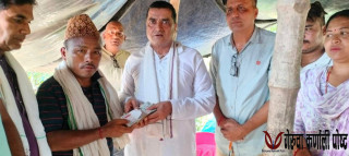 बाघको आक्रमणमा मृत्यु भएकी मगरका परिवारलाई प्रदेस सरकारको १ लाख रुपैया हस्तान्तरण