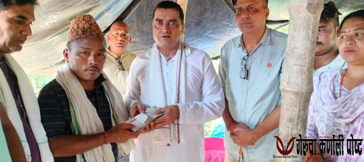 बाघको आक्रमणमा मृत्यु भएकी मगरका परिवारलाई प्रदेस सरकारको १ लाख रुपैया हस्तान्तरण