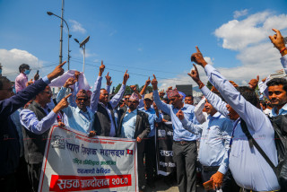 शिक्षकहरु आन्दोलित