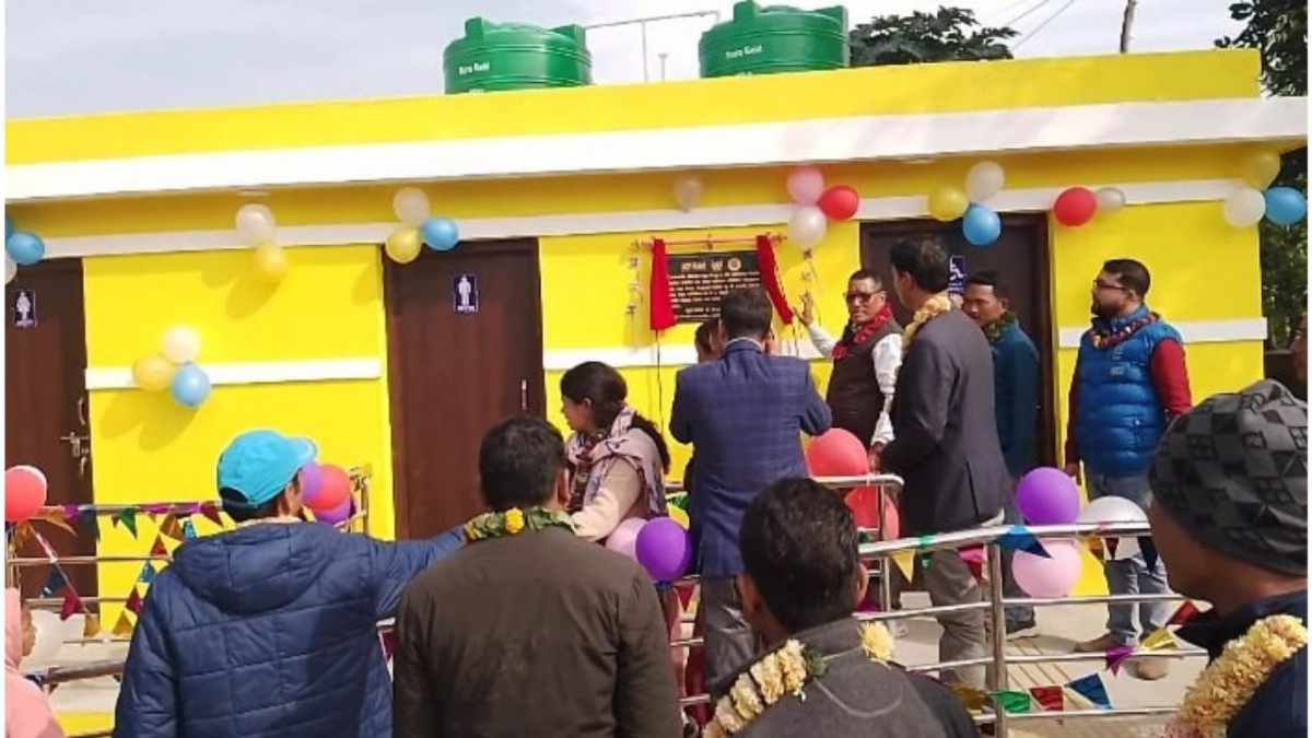 लैङ्गिक तथा अपाङ्गतामैत्री शौचालय विद्यालयलाई हस्तान्तरण