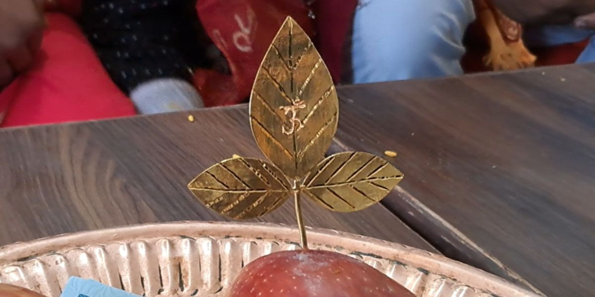 लाख रुपैयाँ बढी पर्ने सुनको बेलपत्र मन्दिरमा अर्पण