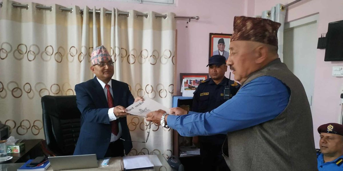नेपाली काँग्रेस बर्दियाले बुझायो प्रमुख जिल्ला अधिकारी खरेललाई ज्ञापन पत्र