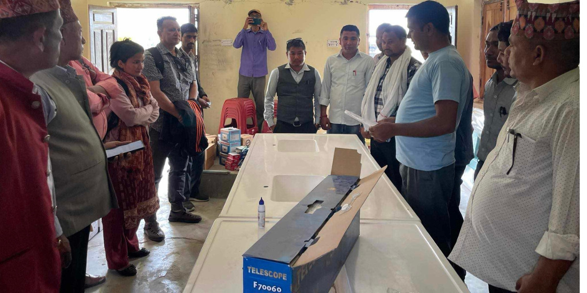 विद्यालयलाई बिज्ञान प्रयोगशाला सामग्री हस्तान्तरण