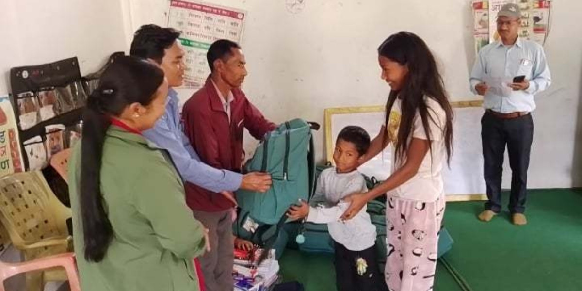 राधाकृष्ण थारु जनसेवा केन्द्रद्वारा  छात्रछात्रालाई  शैक्षिक सामग्री वितरण