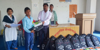 विद्यालयका वालवालिकाहरुलाई  शैक्षिक सामग्री वितरण