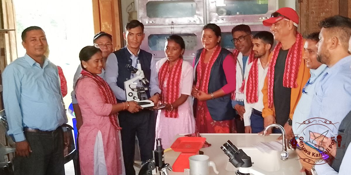 विद्यालयलाई विज्ञान प्रयोगशाला सामग्री हस्तान्तरण