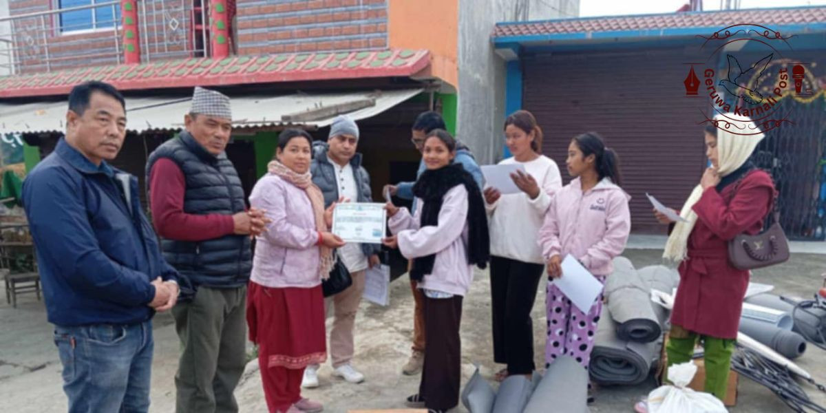बाल विवाहको जोखिममा रहेका युवा महिलालाई सामाग्री प्रदान