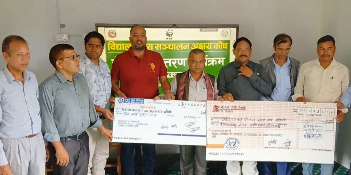विद्यालय बस सञ्चालन अक्षय कोषका लागि चेक हस्तान्तरण