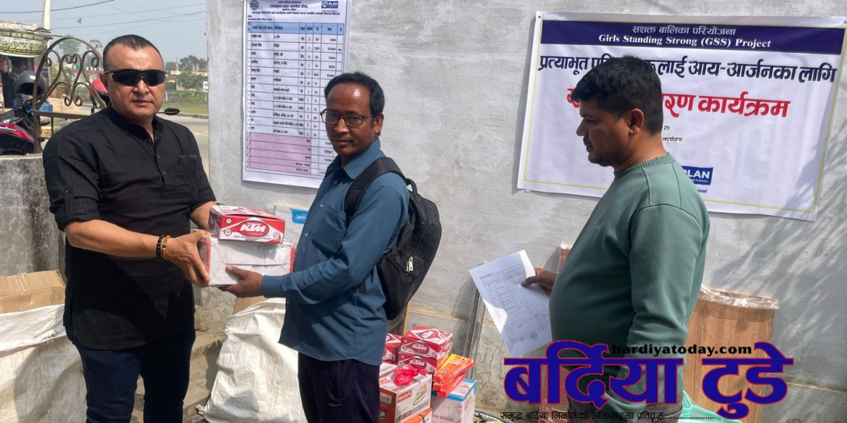 सशक्त बालिका परियोजनाअन्तर्गत आयआर्जनका सामग्री हस्तान्तरण